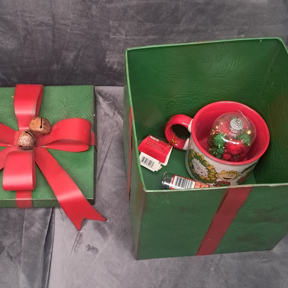 Green Gift Box with Red Bow Metal - Picture 2 of 2